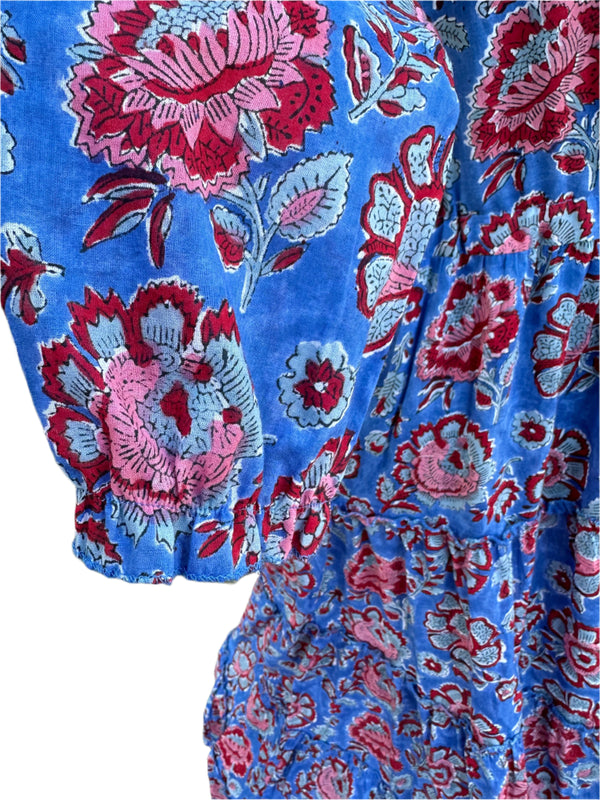 Details of the pink and red flowers on blue base